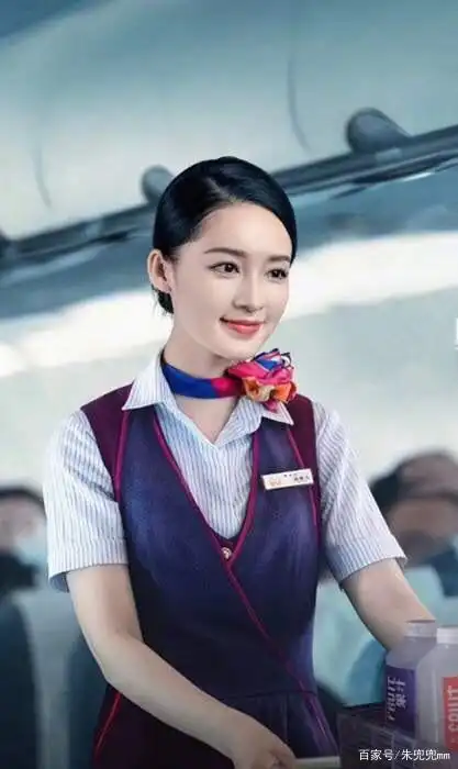 《中国机长》乘务员周雅文被撞倒地后,依然誓死按住餐车刹车