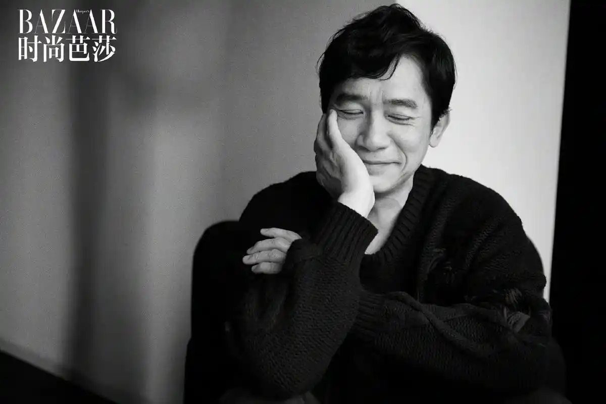 梁朝伟黑白生活感大片,诠释来自影帝悠然自在的魅力