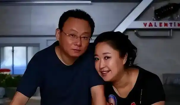 曾十次登春晚,为"绝症"妻子倾家荡产,如今怎么样了?