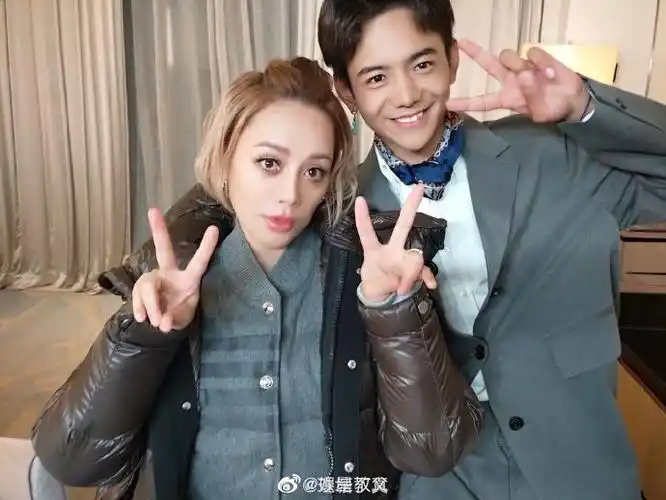 丁真宁静合照祝妇女节快乐