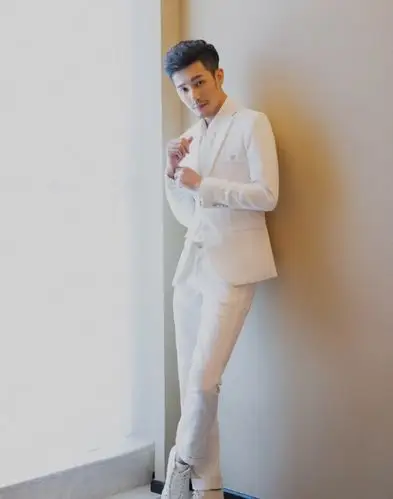 如何看待白宇的穿搭