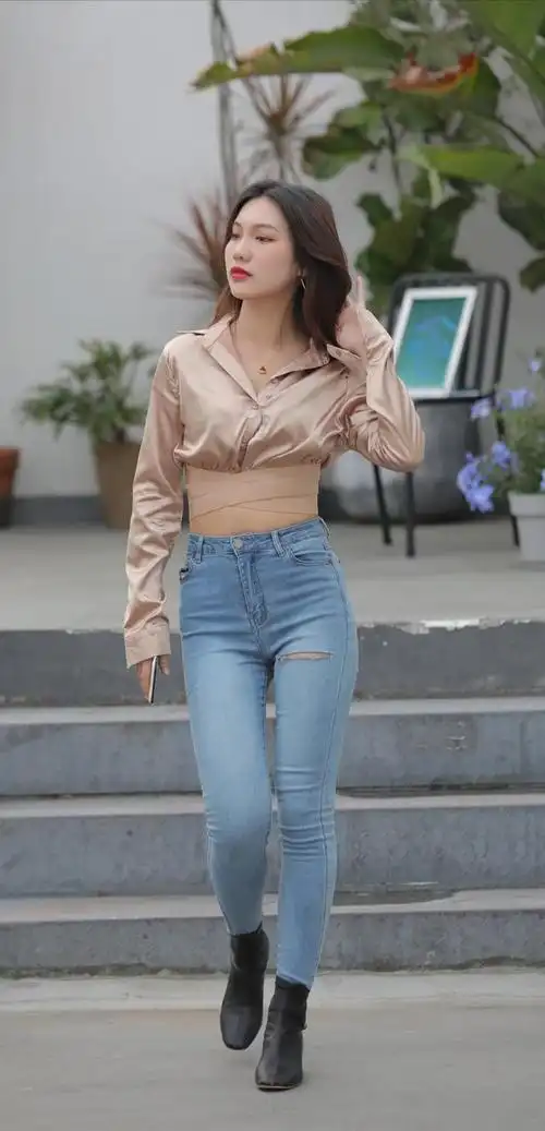 对身材苗条的女孩来说,修身,浅色的牛仔裤是非常值得尝试的选择|紧身