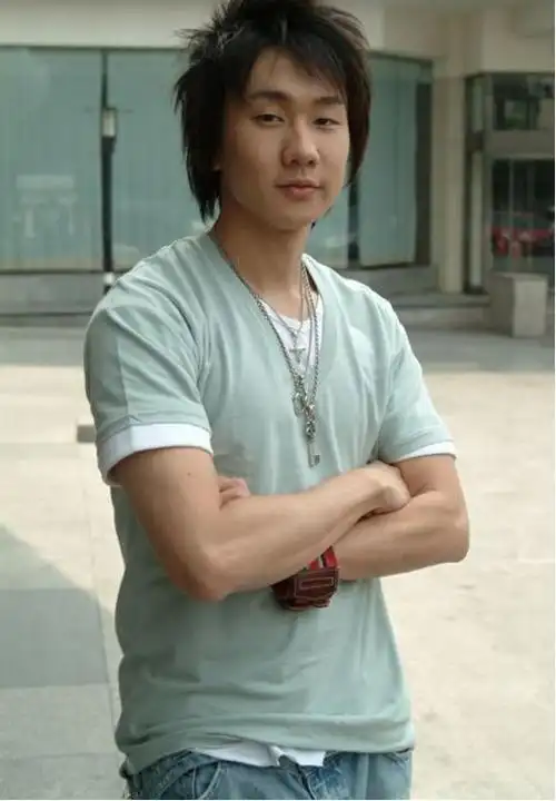 一个眼神就立马将你撩动,看到当年这样年轻的林俊杰是不是心动了呢!