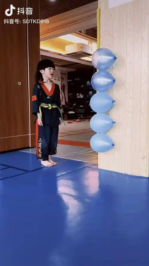 六岁的宝宝霸气侧漏这气势能否压倒当年的林秋楠林秋楠跆拳道体育精神