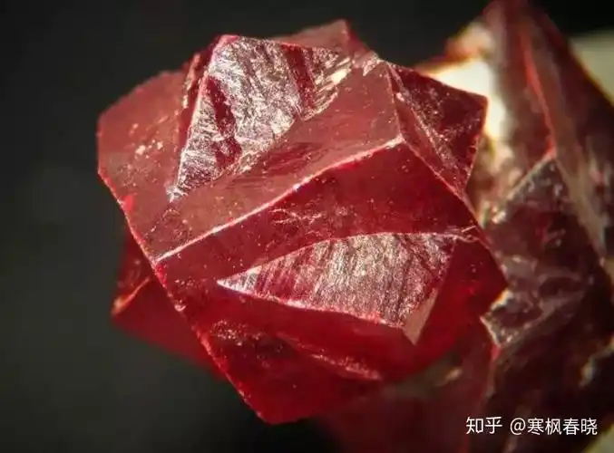 辰砂这两种红色的矿物颜色极其相似,对于一些晶体形态并不明显的区分