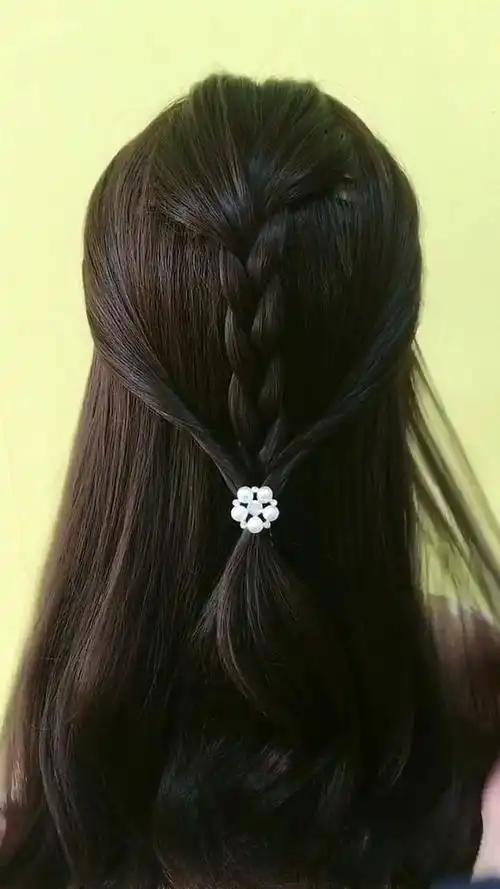 抓紧学会这样一款编发,配上美美的仙女裙超级漂亮!