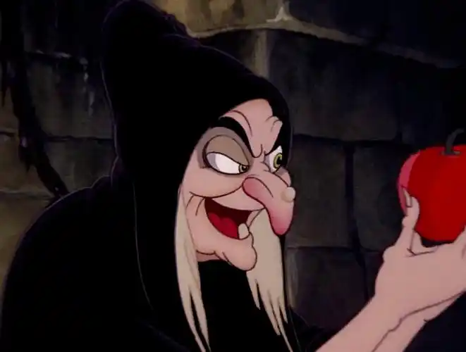 大家试想一下,只要把鼻子拉长,是不是跟这个巫婆的神情高度相似?