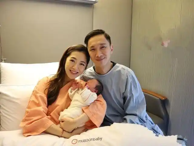 杨千霈二胎产后母女照片曝光,宝宝五官清秀可爱四肢果然修长