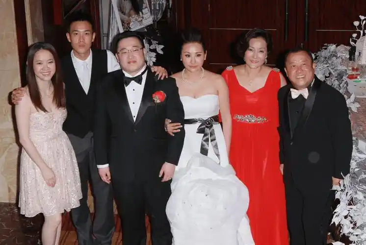 曾志伟生日举办慈善斋宴两个儿子和大女儿媳妇王敏奕均出席