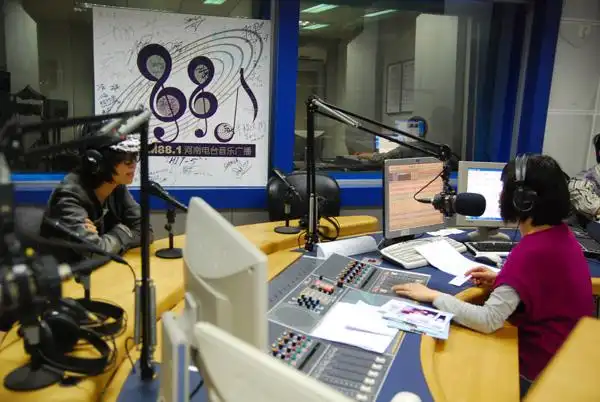 黄雅莉做客881音乐广播《乐动听》节目_映象网