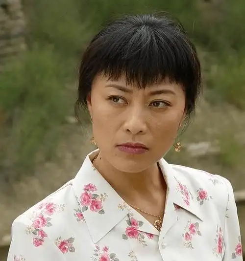 她是张嘉译的前妻, 患病后遭男子分手, 今靠女儿跑龙套养活_岳红_发展