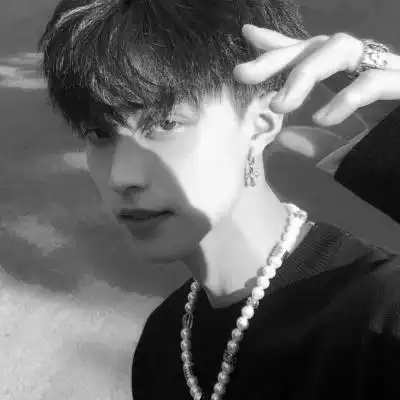 男头黑白真人头像高冷帅气图片