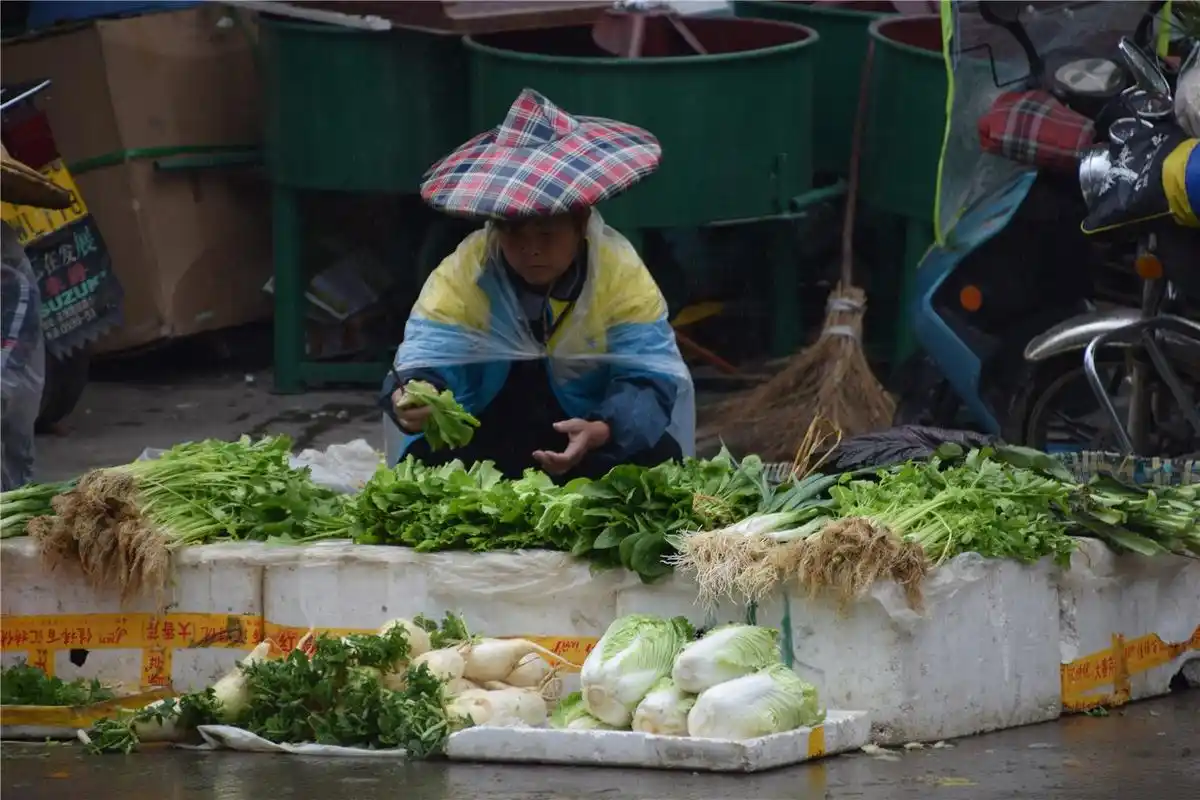 农村闹大集,农民买100斤猪肉不嫌多,这美食就用了50斤