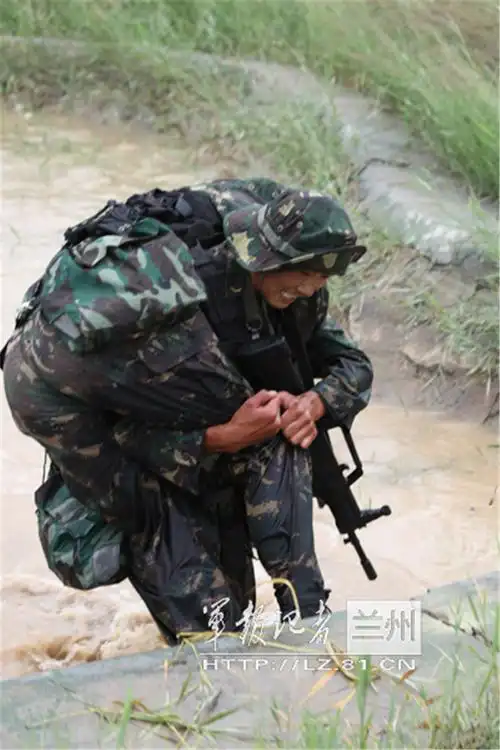 高清天狼突击队训练泥坑中肉搏水中托举重物13