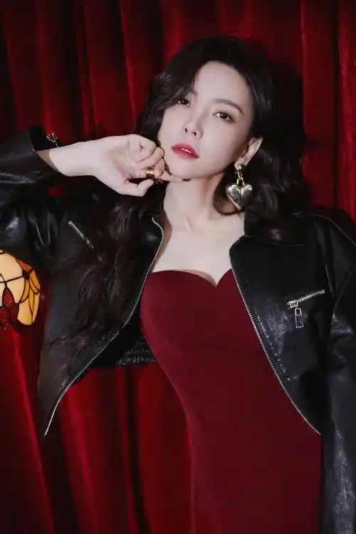 红裙黑夹克自信女人的独特魅力