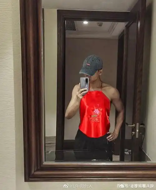 13日晚,李现在社交平台晒出腹肌自拍,并配文:"快瘦没了".