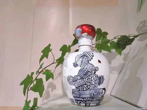 废弃酒瓶变身艺术品 可做盆栽,饰品,花瓶和灯具