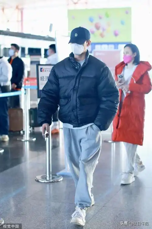 王凯穿黑色羽绒服现身机场 搭配灰色牛仔裤简约且休闲