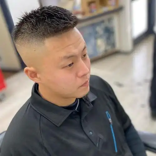 脸型较圆,头型较大,有比较胖的男士,最好不要留太长发型,头发太长会让