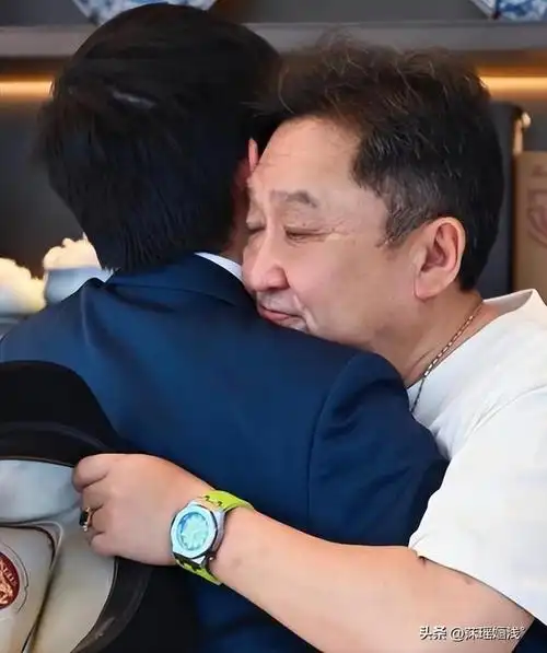 于谦夫妇为儿子办成人礼!身高已超爸爸,曝其拿18个录取通知书