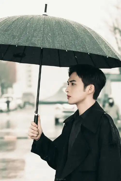 手术直播间张彬彬雨中撑伞帅的很安心#张彬彬雨中氛围感撑伞