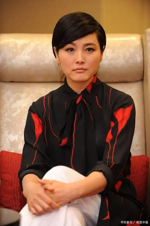 不过,有一点不得不提,那就是嫁给演员张延的那位女主角.