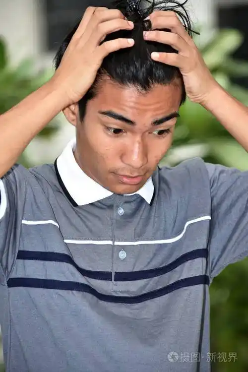 不同的男性在压力下