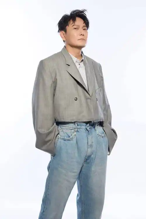 未来式终极版世界巡回演唱会首站定档上海张信哲舞台再升级