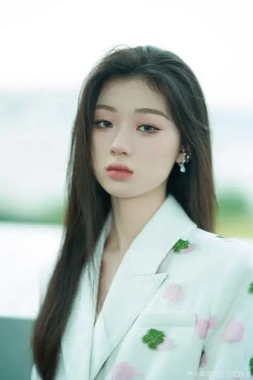 单依纯超话#说唱听我的#双子星舞台《月光专线》今日抵达,屏息聆听