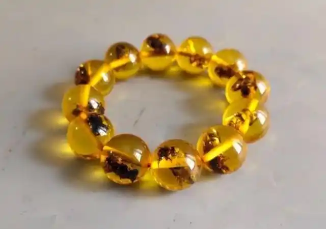 通常会沉到水底,但当你把它放进盐水里,它会浮起来,但人造琥珀却不能