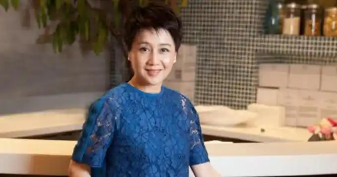 赌王最美女儿何超云,因酷似利智身份成谜,曾包养男星手撕亲妹?