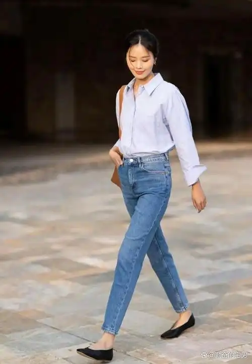 如果你想摆脱常规,不再穿帆布鞋,那么这个夏天,牛仔裤搭配以下三双鞋