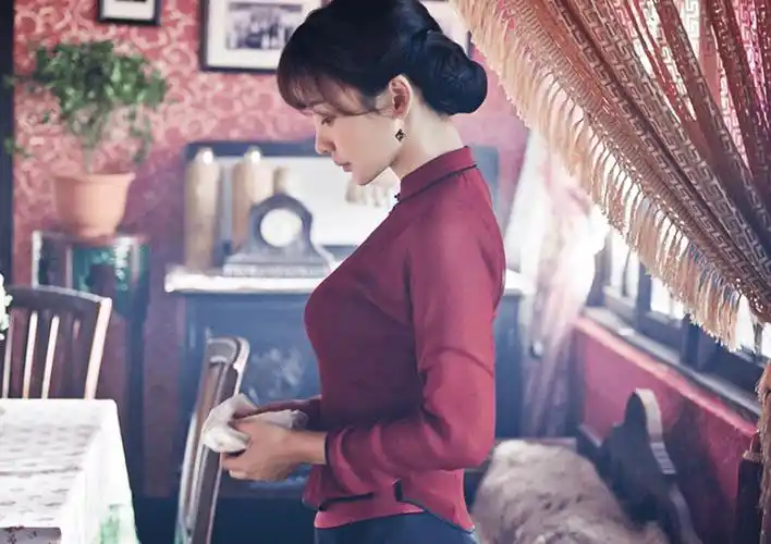 原创她拍男人装后出名总是出演妩媚角色被嘲借胸上位多年