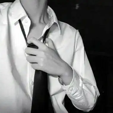 男生露锁骨黑衬衫头像 男生头像图片大全 -【爱个性】