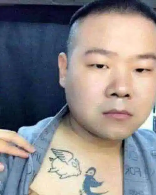 其中在一部电影中,刘德华的后背纹了一个满背的青龙纹身,看着特别有