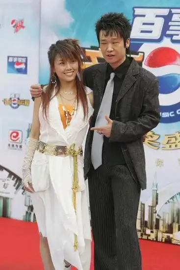 图文:李延亮身着黑色西服与王蓉同亮相