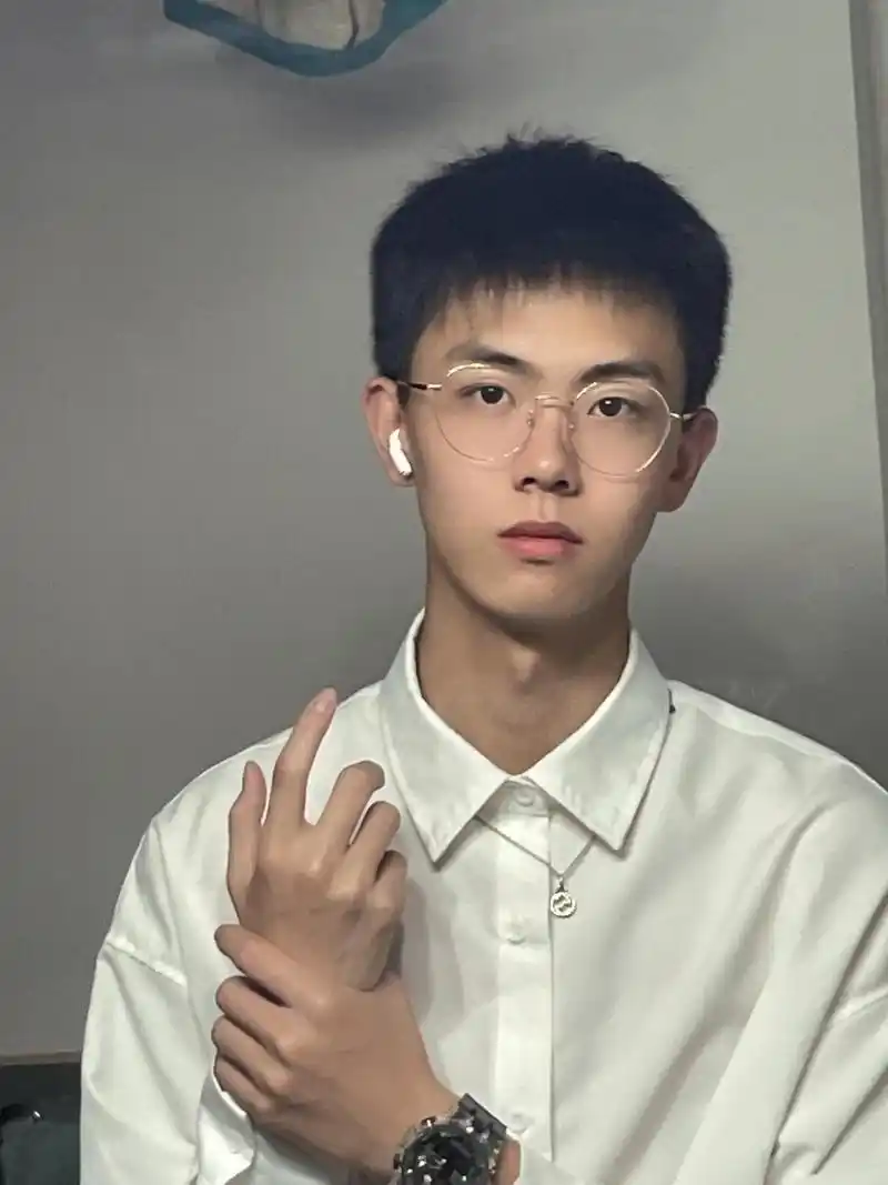 戴起眼镜起来也很好看哦#帅哥# #小奶狗