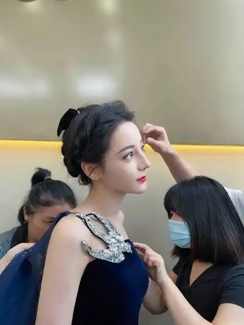 迪丽热巴分享卸妆美照,乖巧可爱超撩人,肤白貌美甜如初恋