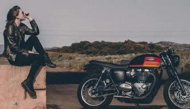 当代年轻人装酷新方式一起去骑野摩托