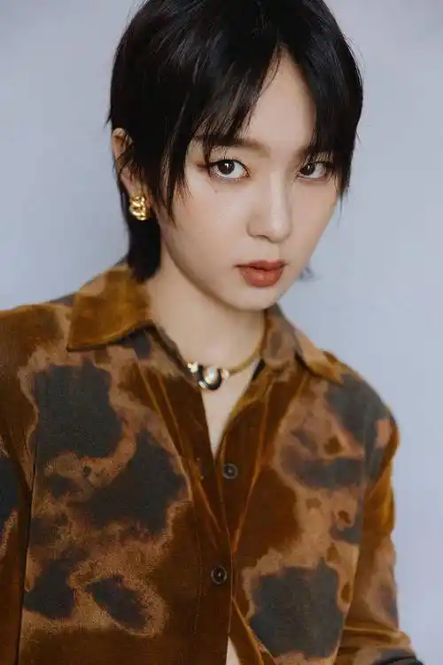 周笔畅复古摩登大片时尚高级 片状裙装诠释美与帅的碰撞