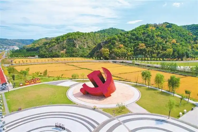 延安南泥湾党徽广场上巨大的党徽熠熠生辉