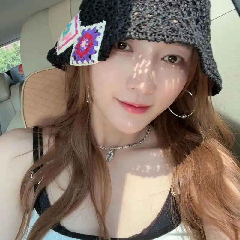 孟佳这套穿搭很显身材啊. 上身吊带运动背心,下身纱裙.