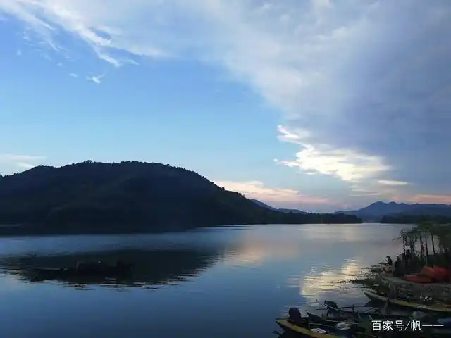 远山下青涟涟的湖水