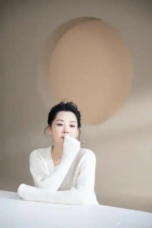 53岁许晴皮肤紧致美如少女雪肤玉貌太明艳动人