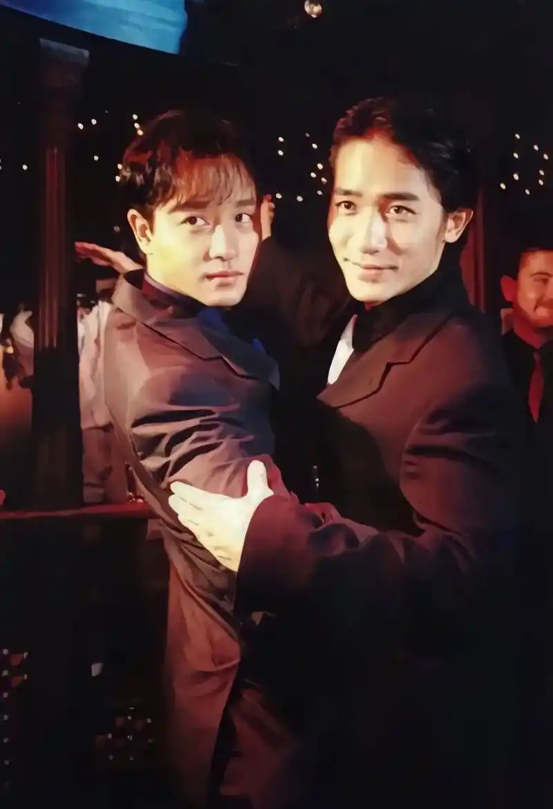 梁朝伟多年后给张国荣打电话,打得通也能听到他的声音,可物是人 - 抖