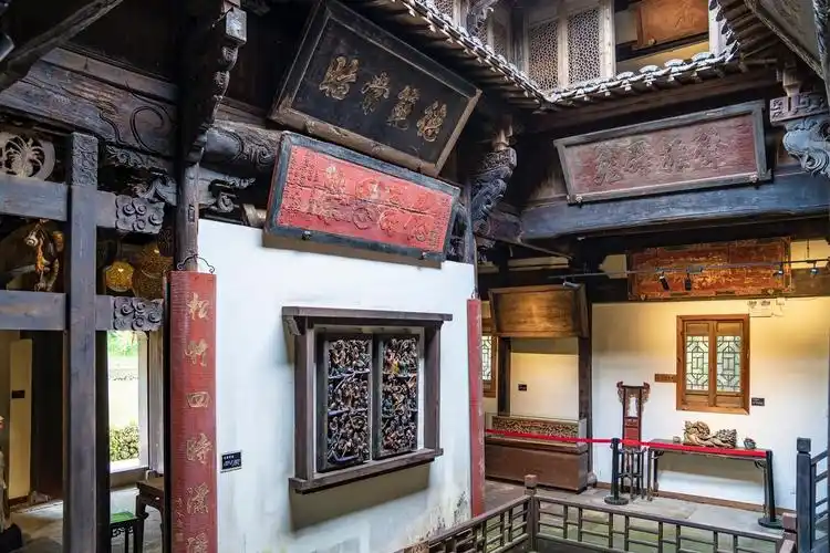 各种木雕,窗雕,匾额,牌坊,等等收藏,就是一个小型的博物馆