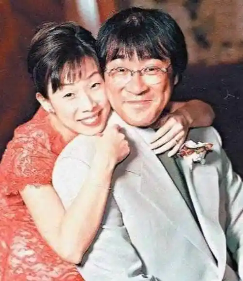 2013年,林忆莲承认与小11岁音乐人恭硕良的恋情,两人因多次合作而产生