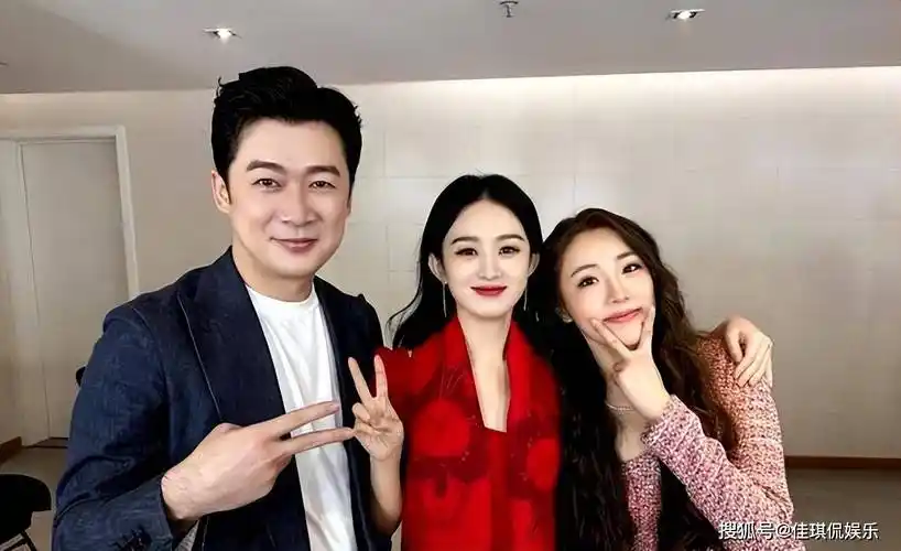 被郑晓龙"骗"上不归路,坑了周迅赵丽颖,却当上了小白脸狐臭男_曹征