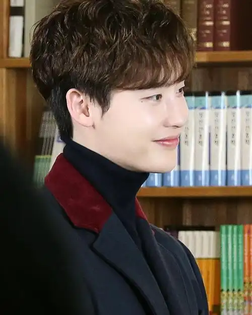 日盼夜盼等二硕片场和粉丝翘首以盼李钟硕笑容绽放魔女有约