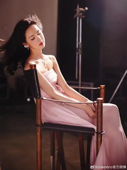 演员@陈都灵身着#valentino2024早春系列#,亮相#微博之夜#,浪漫粉调